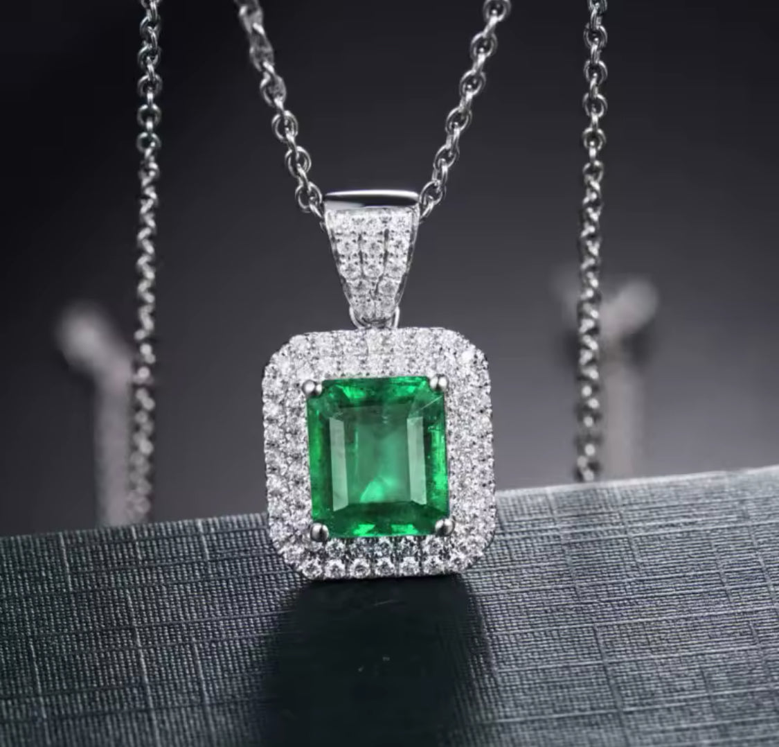 18K White Gold 2.40 ct Emerald Pendant with Natural Diamond