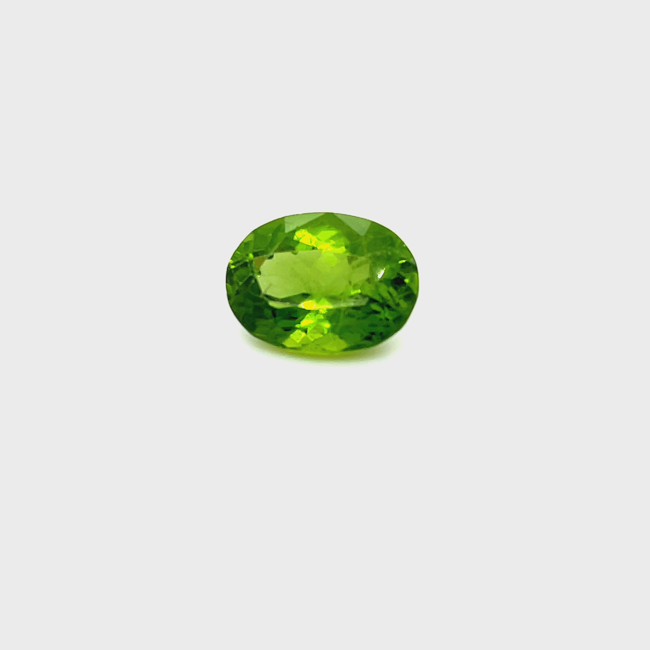 Natural Peridot 9,50 ct, oval cut, Untreated