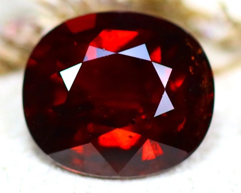 Natural almandine Garnet 8.98 ct – Vivid Blood Red, Oval Cut